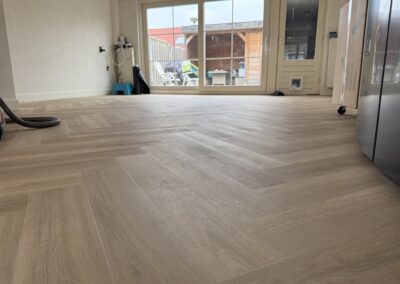 PVC visgraatvloer geplaatst in Zaandam door Ter Haar Techniek